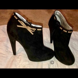 Black with tan bow tie booties. Size 8